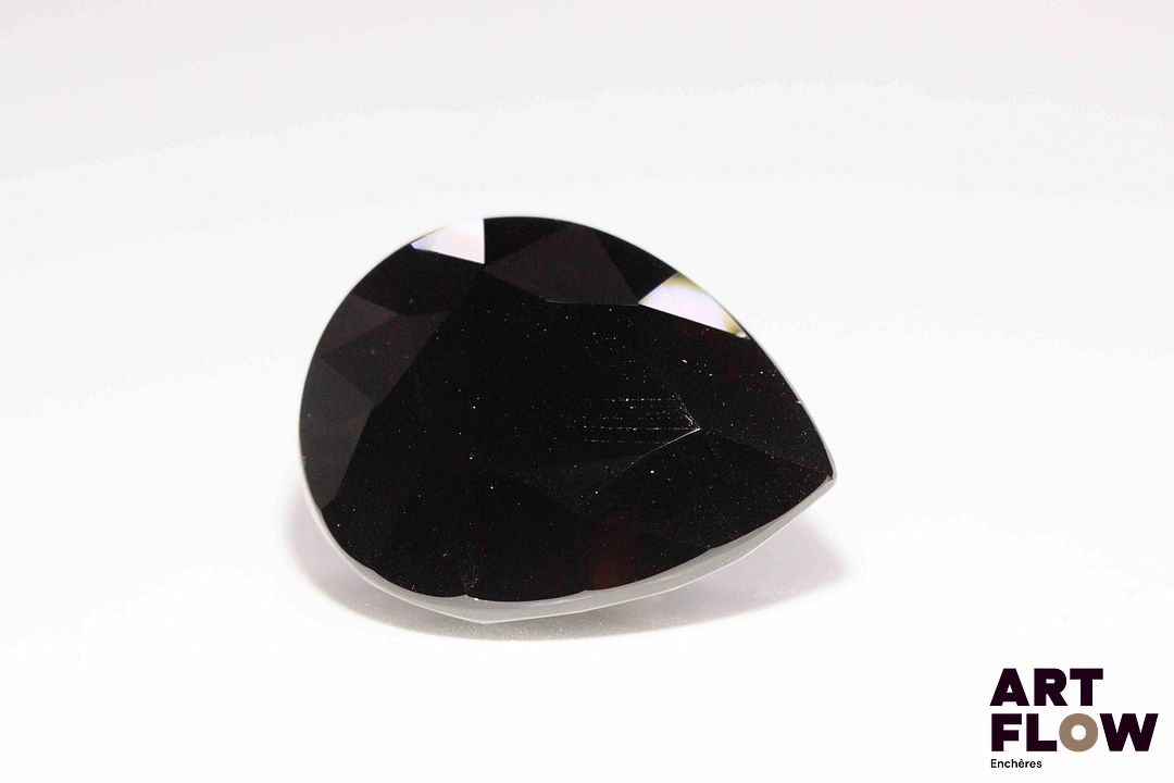 Importante tektite poire. 30.55 cts. 27.4mm x 21.0mm
