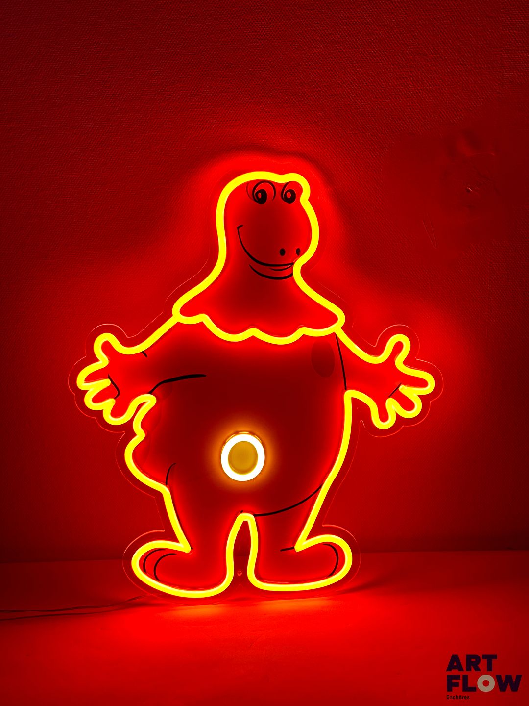 Enseigne lumineuse publicitaire sur plexiglas Casimir. Dimensions : 50 x 41 cm Fonctionnelle - État général excellent. Fourni avec son alimentation murale.
