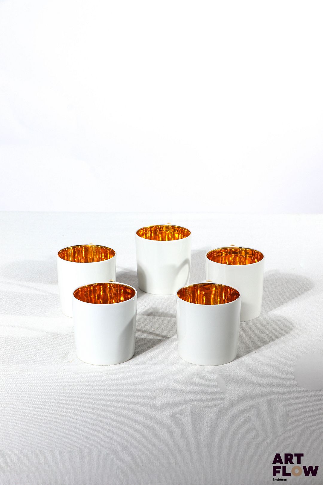 LIMOGES Service de 5 tasses à café en porcelaine, intérieur doré. Bon état général malgré quelques très légers défauts (petites rayures à l'intérieur)