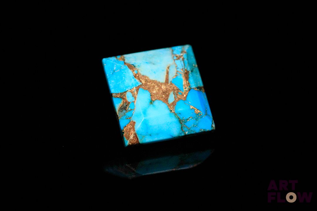 Turquoise «copper» carrée à pans vifs. Traitée. 7.91 cts. 12.0mm x 12.0mm