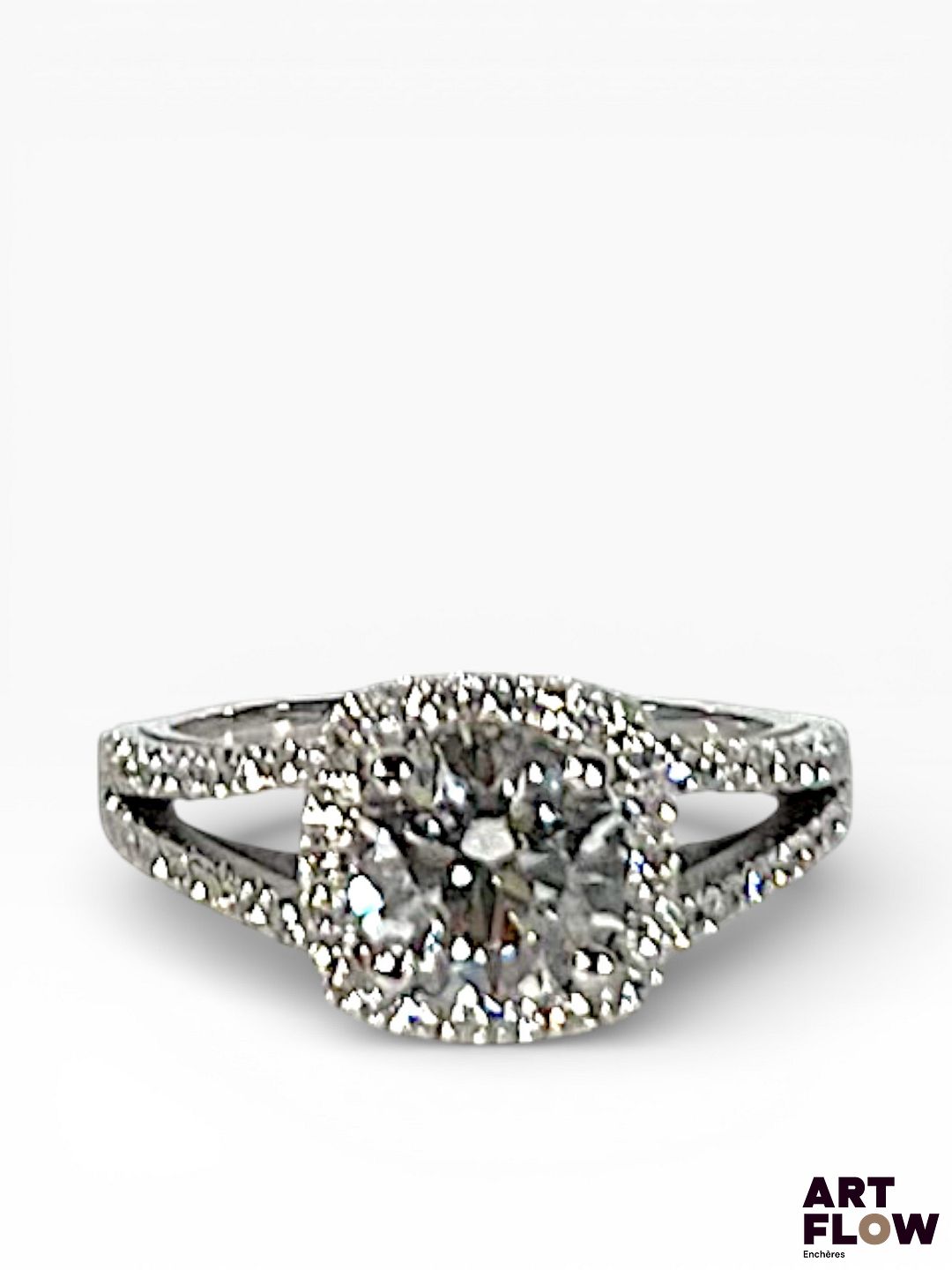 Bague en or blanc 18 carats centrée d'un diamant de synthèse de 1,46 carats (D/VS1) et de diamants naturels sur les côtés Poids brut : 5g TDD : 54 Avec son certificat