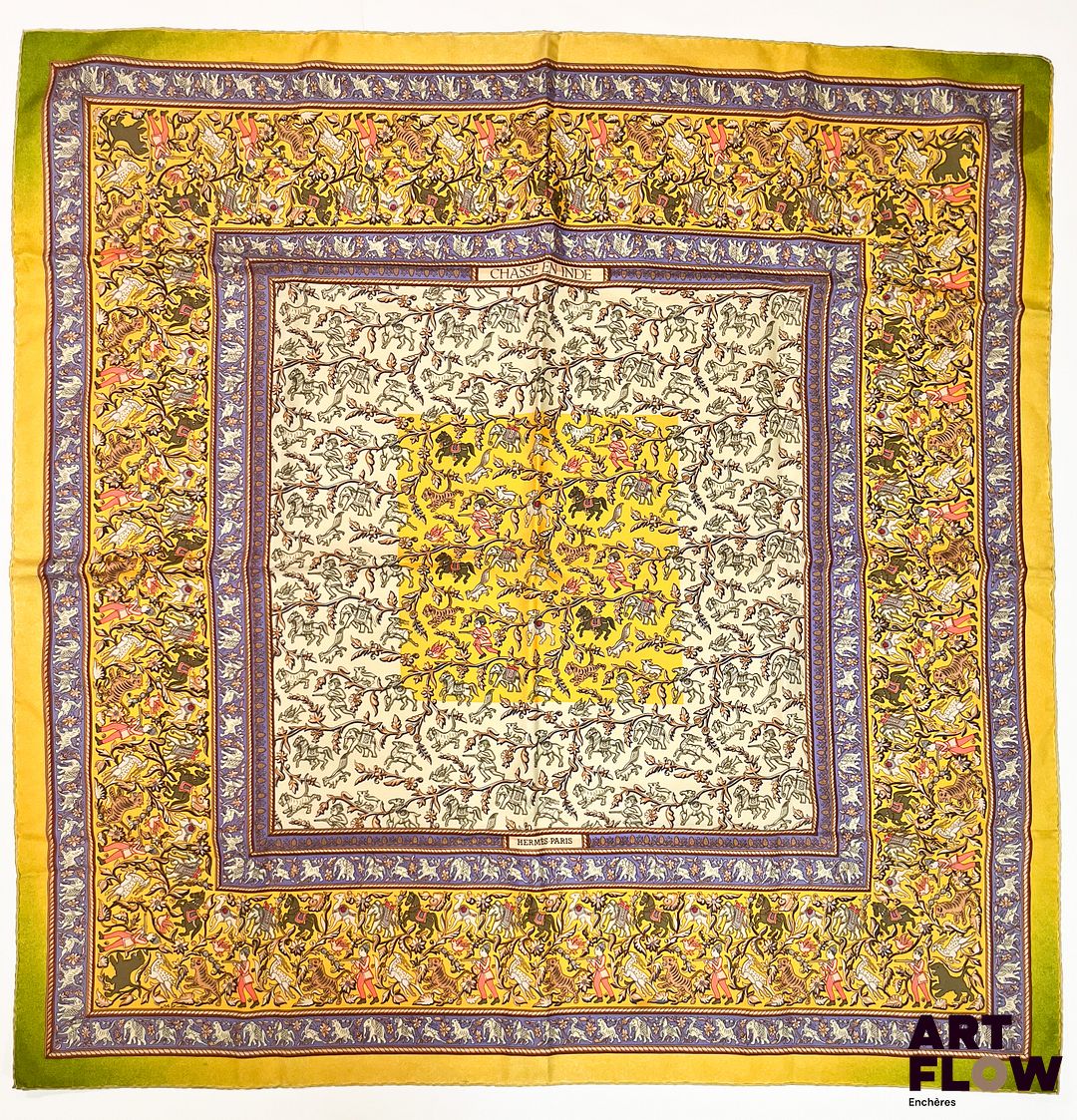 HERMÈS Modèle "Chasse en Inde" Carré en twill de soie d'après Michel DUCHENE 90 x 90 cm Bon état général malgré de petites salissures et taches, à nettoyer