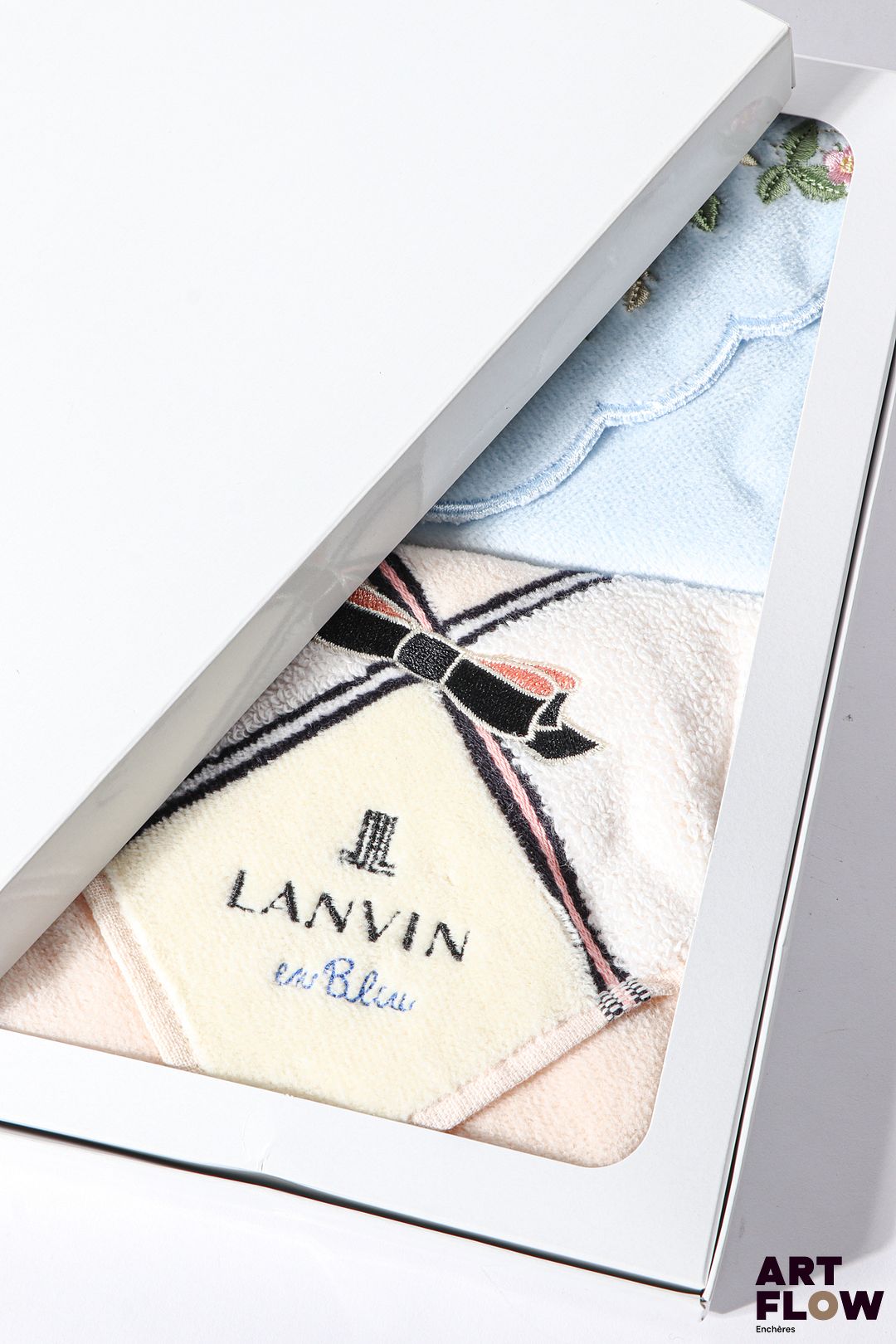 LANVIN et WEDGWOOD Coffret comprenant deux petites serviettes brodées Dimensions : 27 x 27 cm
