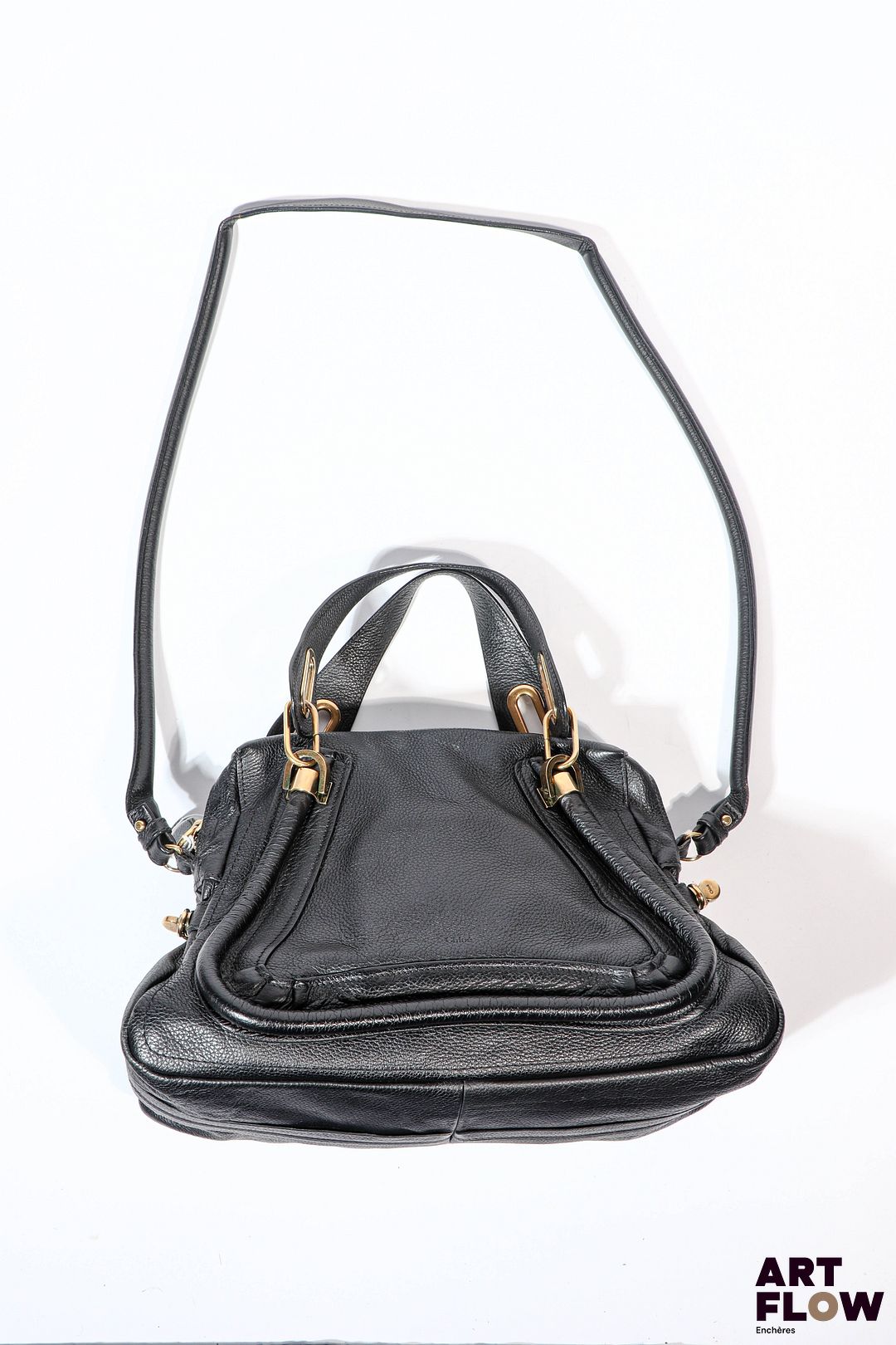 CHLOÉ Sac modèle Paraty en cuir grainé noir. Fermeture par un grand zip doré ouvrant sur un compartiment en toile noire avec une poche zippée et une petite poche plaquée, deux anses pour un porté main, large bandoulière pour un porté épaule. 41 x 21 x 19 cm. Avec étiquette d'achat à l'intérieur. Très bon état général malgré quelques légers défauts (petits fils tirés, petites usures d'usage, petites poussières)