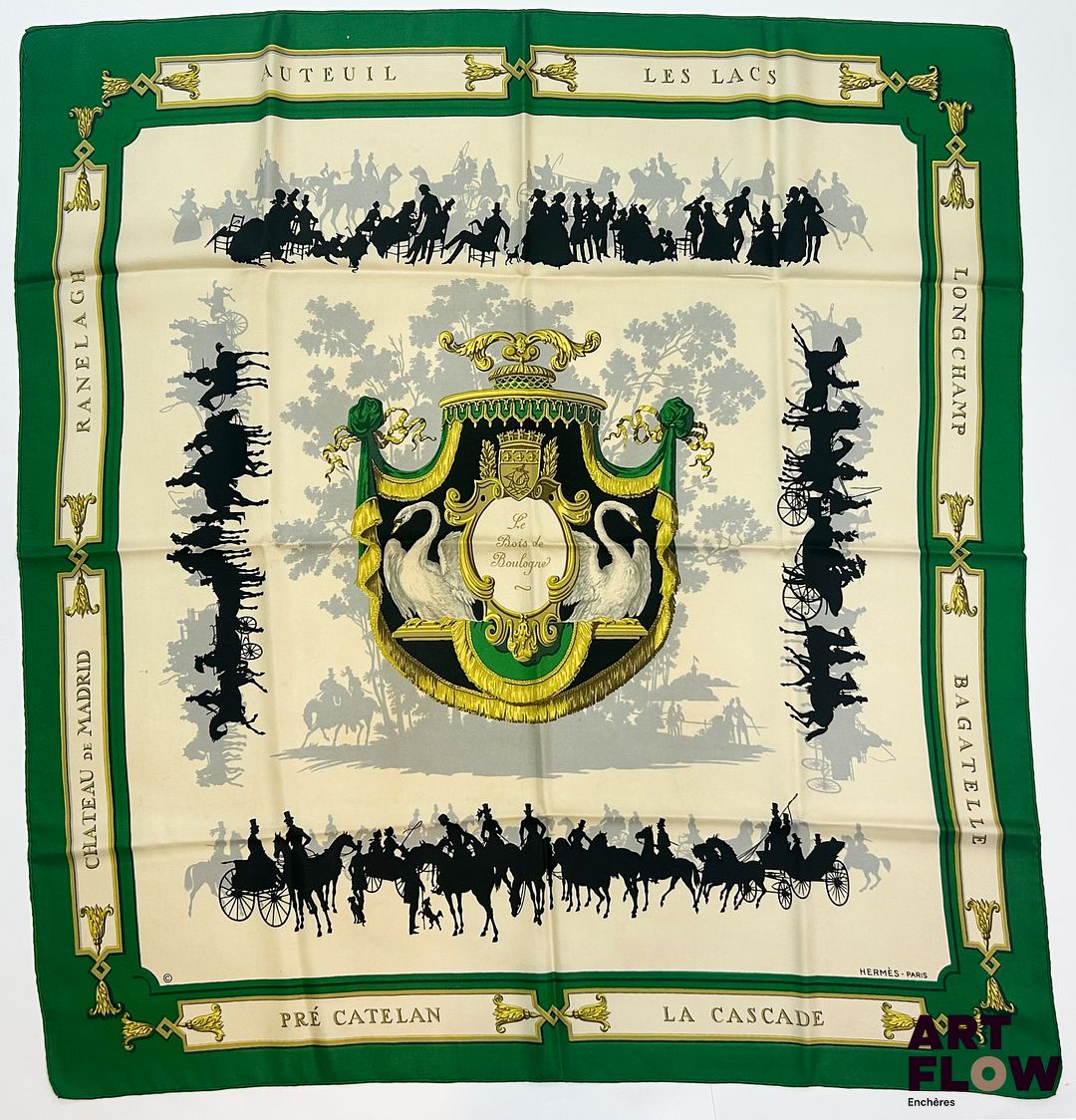 HERMÈS Modèle "Le Bois de Boulogne" Carré en twill de soie d'après Hugo GRYGKAR 90 x 90 cm Usures, léger jaunissement, petites taches, salissures, petits trous. En l'état