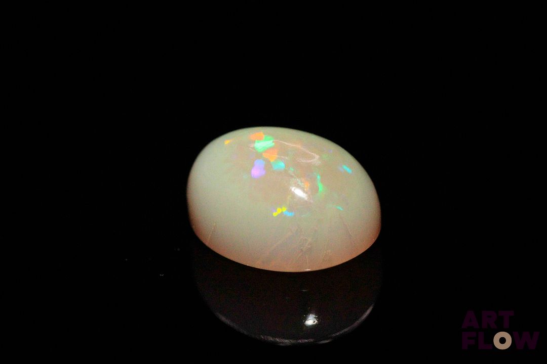 Opale cabochon ovale. Jolie couleur, beaux éclats de couleur. 6.70 cts. 14.0mm x 10.7mm