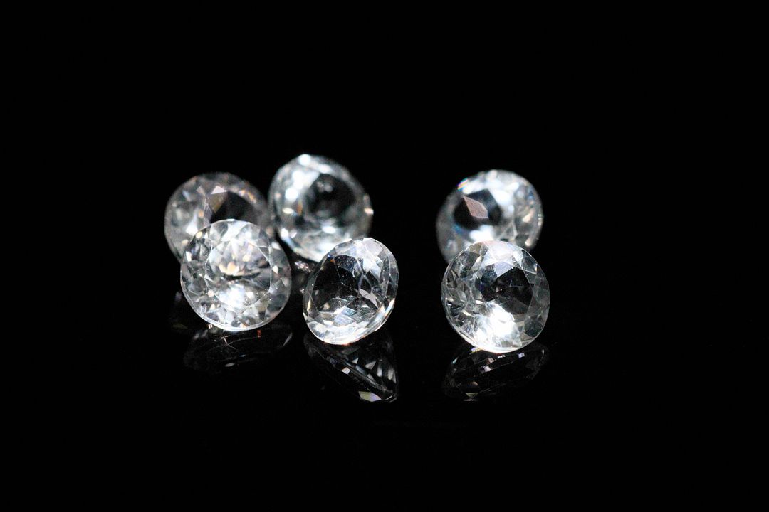 Six topazes blanches rondes. 5.93 cts. Diam. moy.: 6.0mm