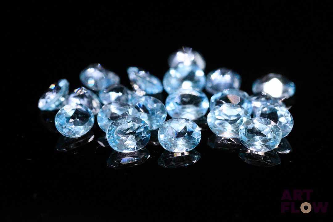 Vingt topazes ovales. 8.77 cts. Dims. moy.: 5.0mm x 4.0mm