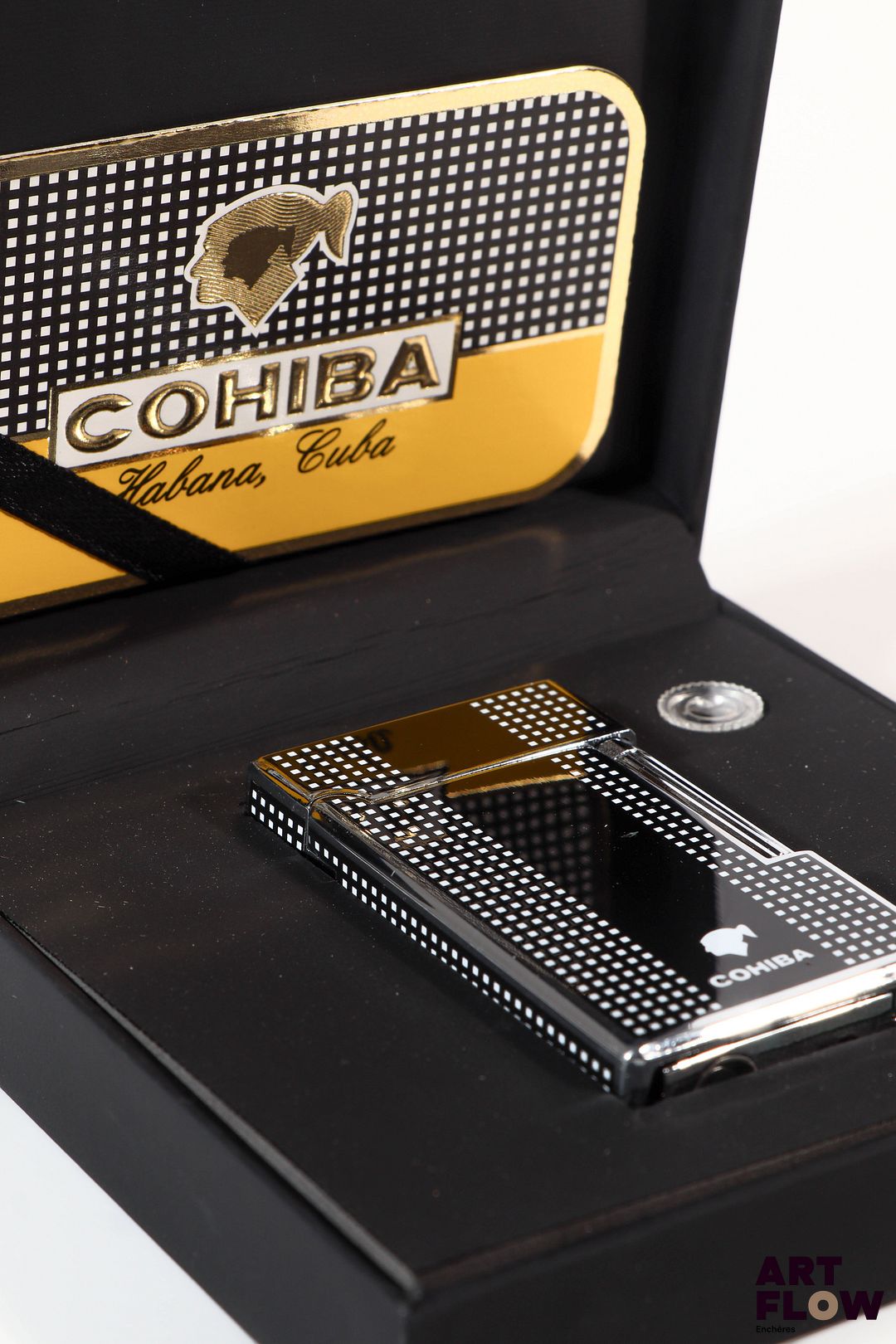 COHIBA Briquet en métal argenté laqué à décor géométrique noir et blanc Bande verticale laquée noir 6,5 x 3,5 cm Dans son écrin Très bon état général