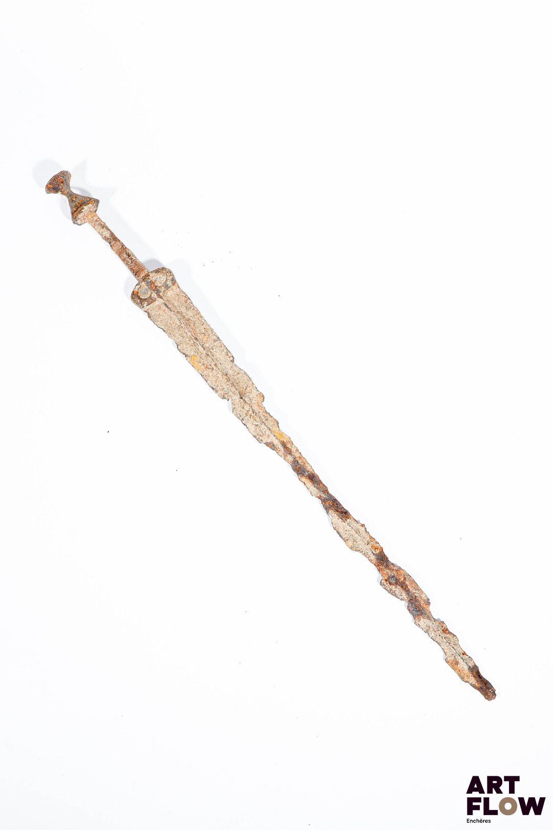 LURISTAN. Épée en fer à pommeau en forme de sablier. Premier millénaire avant JC. L.63,5 cm. En l'état (Forte corrosion)