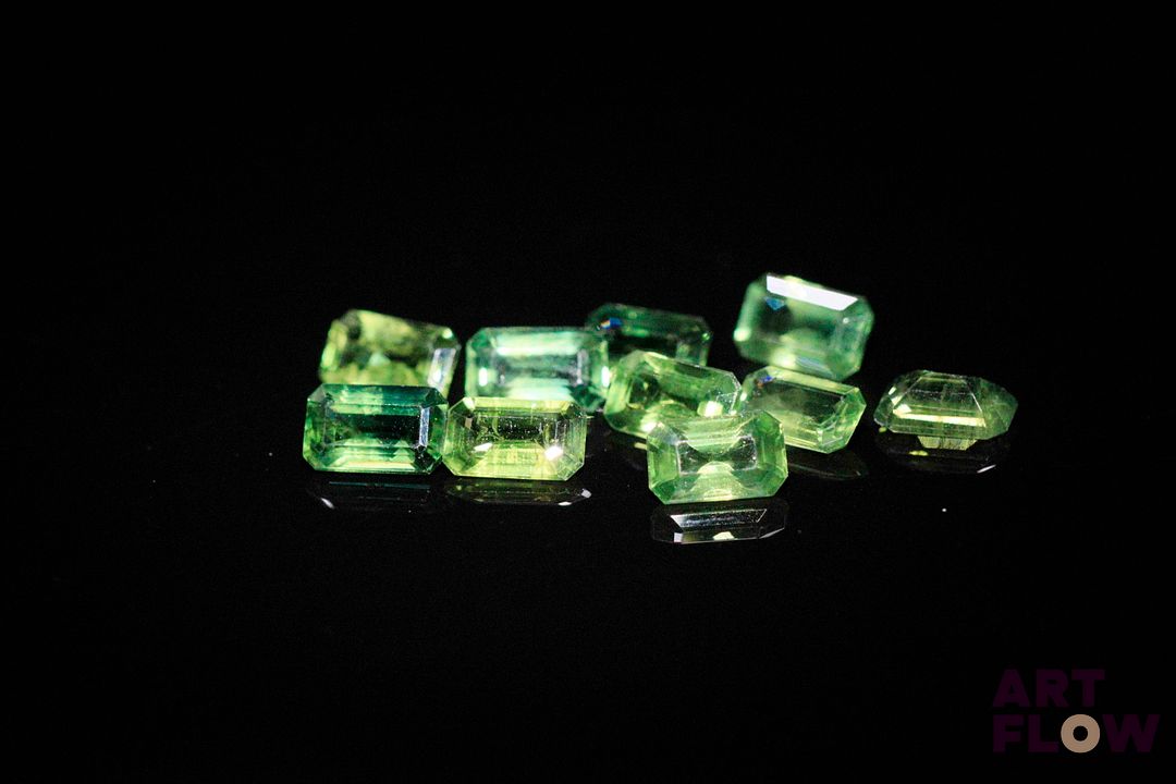 Dix saphirs verts rectangulaires à pans coupés. 3.44 cts. Dims. moy.: 5.0mm x 3.0mm