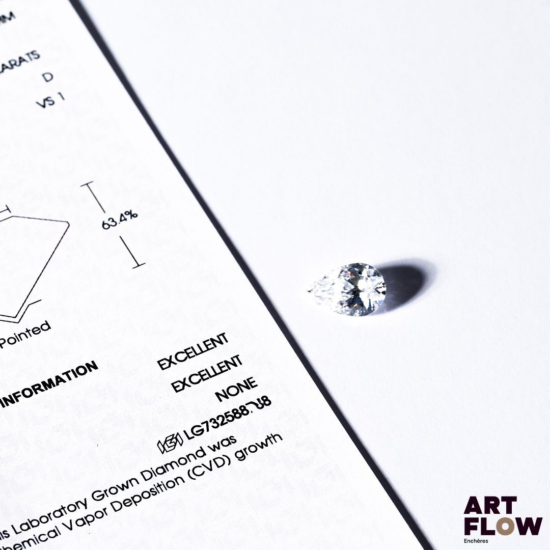 Diamant de synthèse (lab-grown diamond) de forme poire 2,51 carats, accompagné d'un certificat de laboratoire (IGI) indiquant : D, VS1