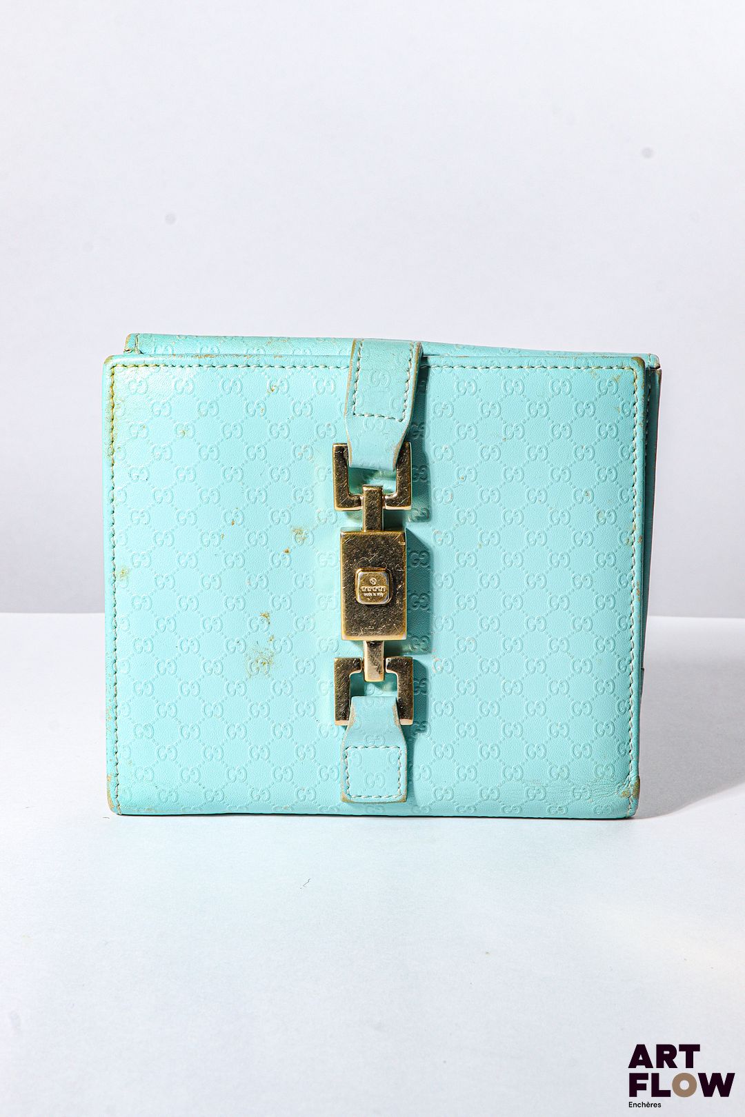 GUCCI Sac pochette en cuir embossé turquoise à motif de monogrammes, bijouterie en métal doré, garniture en cuir et tissu beige. Dimensions : 10,5 x 12 cm Bon état général (quelques taches)