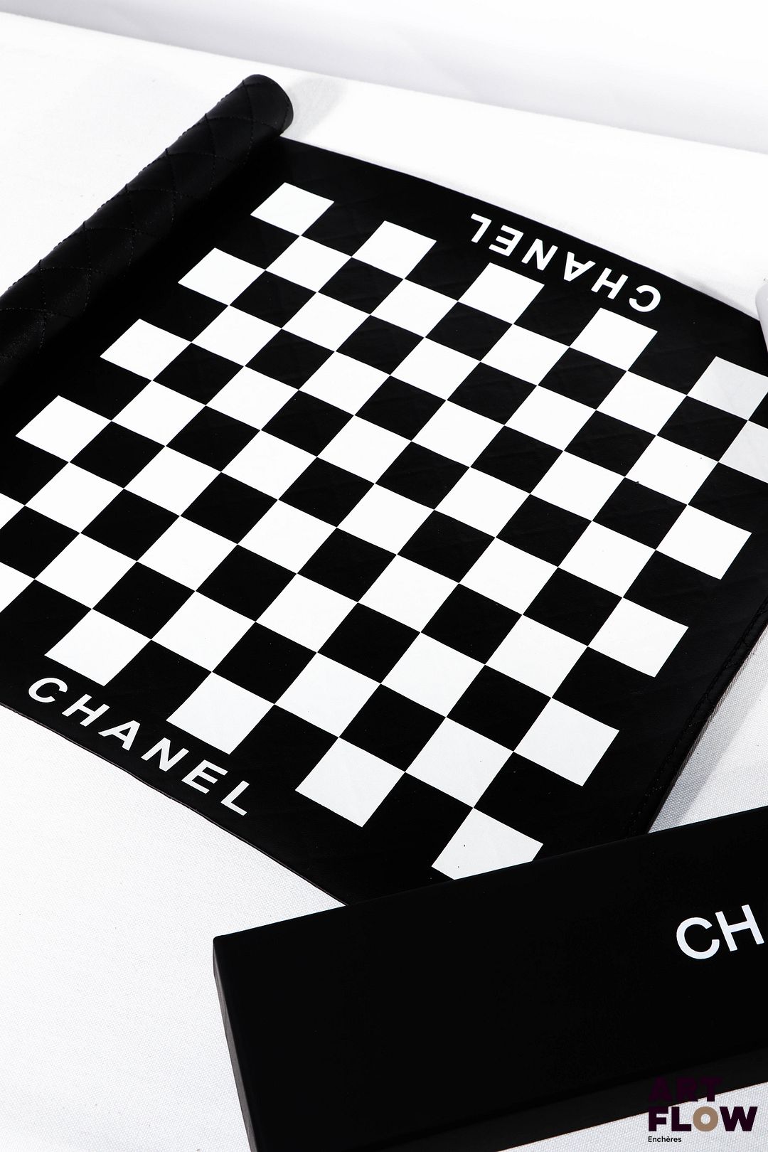 CHANEL Jeu de dames de voyage Édition limitée Dans sa boîte d'origine, pions emballés. Très bon état général