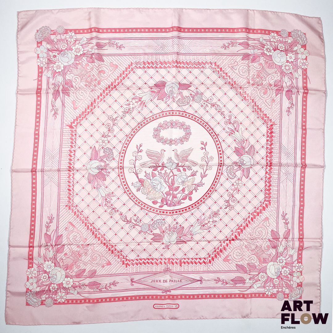 HERMES Modèle "Jeux de paille" Carré en twill de soie rose dessiné par F. de La Perrière. 90 x 90 cm Dans ses plis d'origine