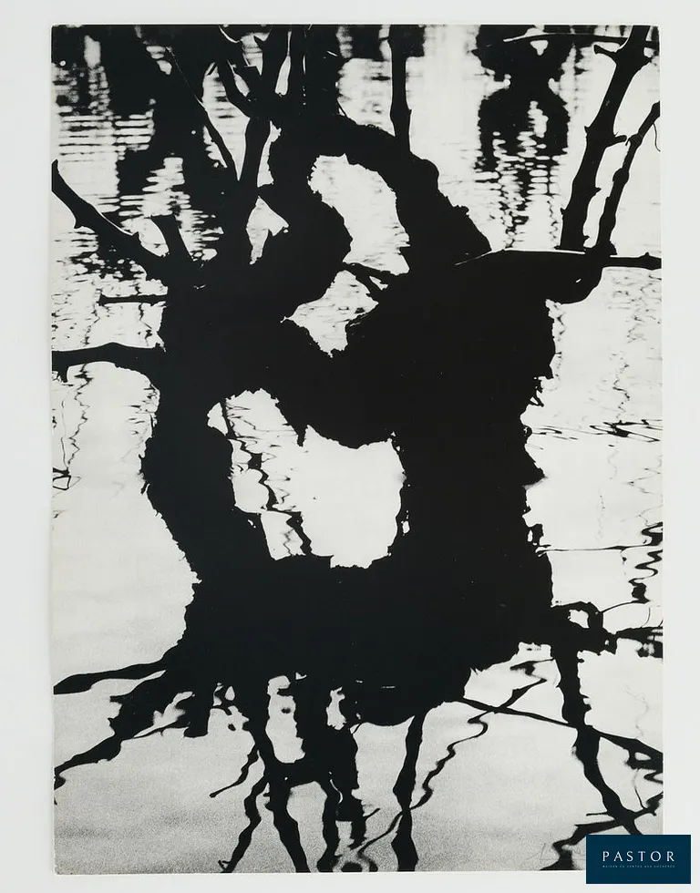 Lucien CLERGUE (1934-2014)
Fourgues, 1960

Héliogravure originale d'époque (rotogravure)
Signée au crayon
Sur papier mat 24 x 34 cm

Très bon état, petits défauts en bord de feuillet


Expédition obligatoire, jusqu'à 5 Lithographies dans votre colis pour 14,76€ TTC en France Métropolitaine, et 29,64€ TTC pour l'Europe