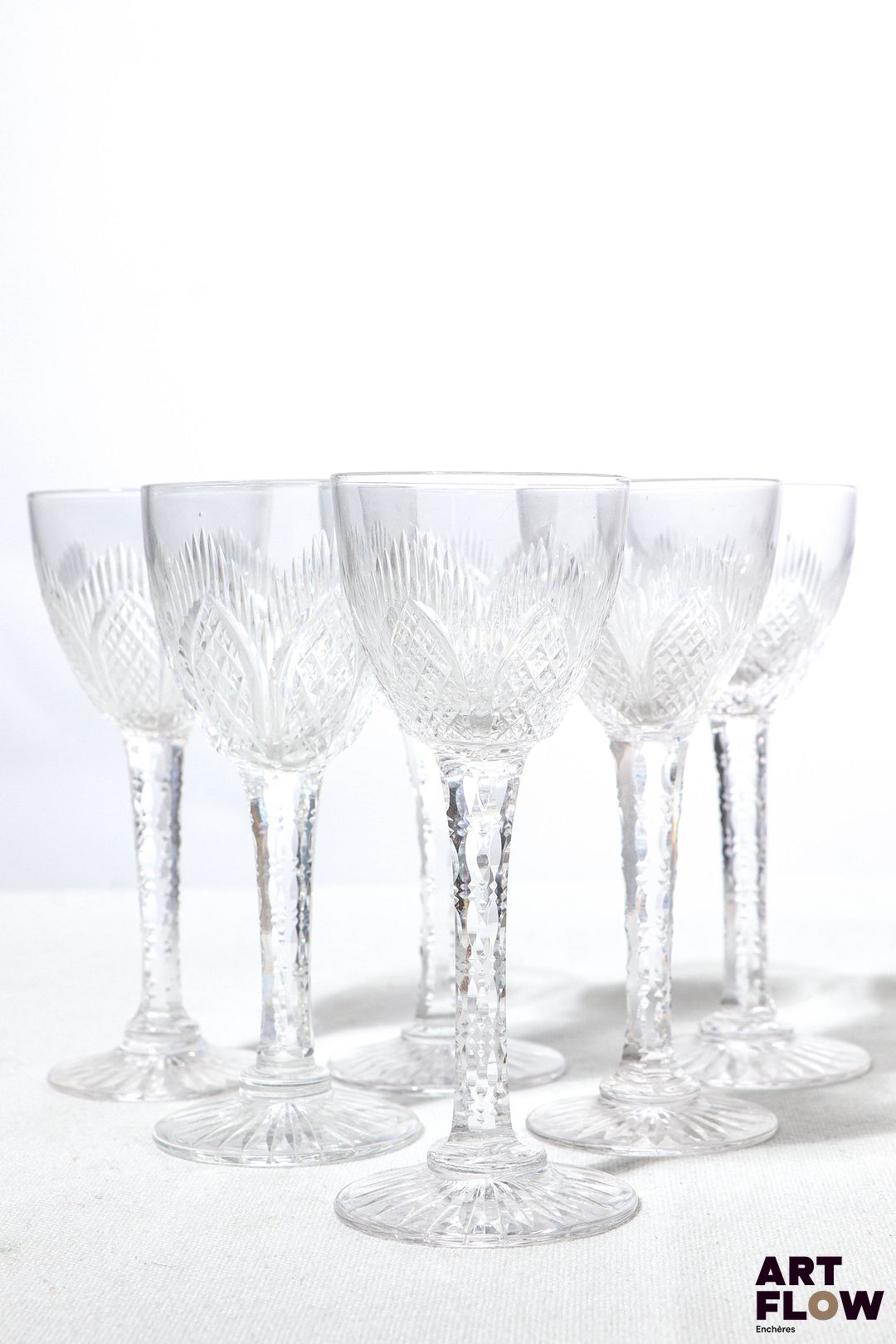 Ensemble de six verres à liqueur en cristal à décor gravé. H. 10 cm D. 4. cm Bon état général malgré quelques très légers défauts (bulles, rayures d'usage)