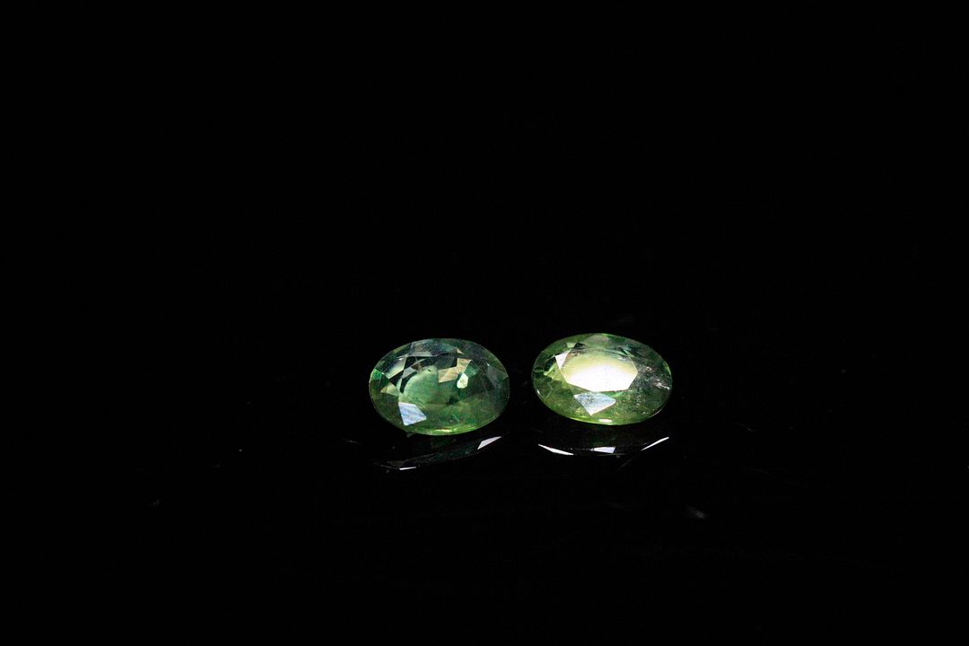 Appairage de saphirs verts ovales. 1.03 ct. Dims. moy.: 6.3mm x 4.7mm