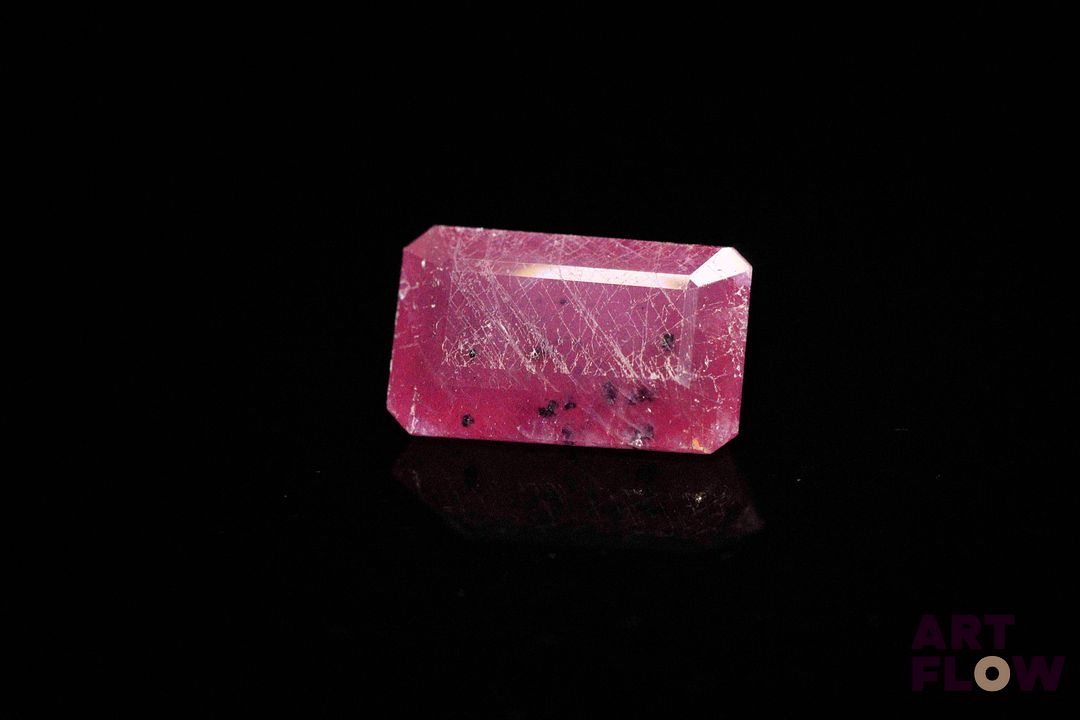 Rubis rectangulaire à pans coupés. Non chauffé. 6.83 cts. 13.0mm x 7.8mm