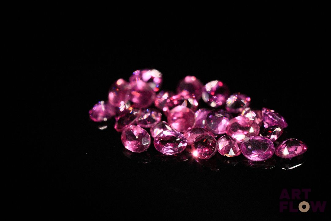 Vingt-sept grenats rhodolites ovales. 5.86 cts. Dims. moy.: 4.0mm x 3.0mm