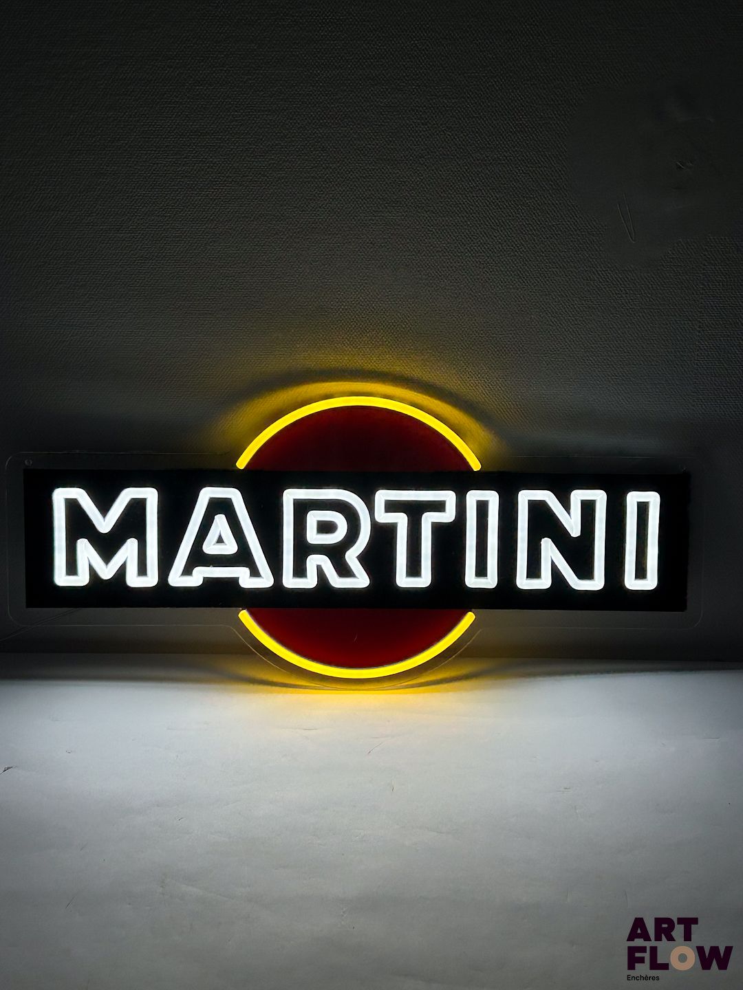 Enseigne lumineuse publicitaire sur plexiglas Martini. Dimensions : 27 x 61 cm Fonctionnelle - État général excellent. Fourni avec son alimentation murale.