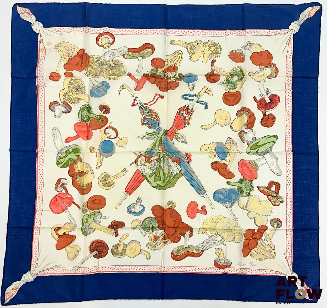 HERMÈS Modèle "Cueillette des Champignons (ou Champignons I)" Carré en coton d'après Hugo GRYGKAR 1er édition 1948 90 x 90 cm Taches et usures conformes à l'âge de la pièce Bibliographie : Genevieve Fontan, Carrés d'art, Dictionnaire illustré des carrés Hermès valeur, 2025, p 70