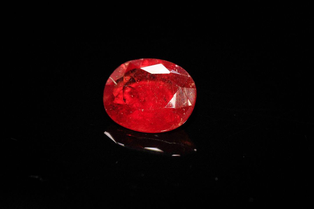 Grenat spessartite ovale. 4.65 cts. 11.5mm x 9.3mm