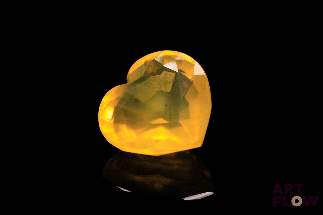 Importante opale miel coeur. Très belle couleur. 12.56 cts. 17.6mm x 16.8mm