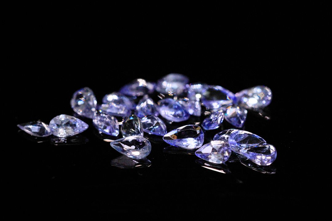 Vingt-quatre tanzanites poires. 4.18 cts. Dims. moy.: 5.0mm x 3.0mm