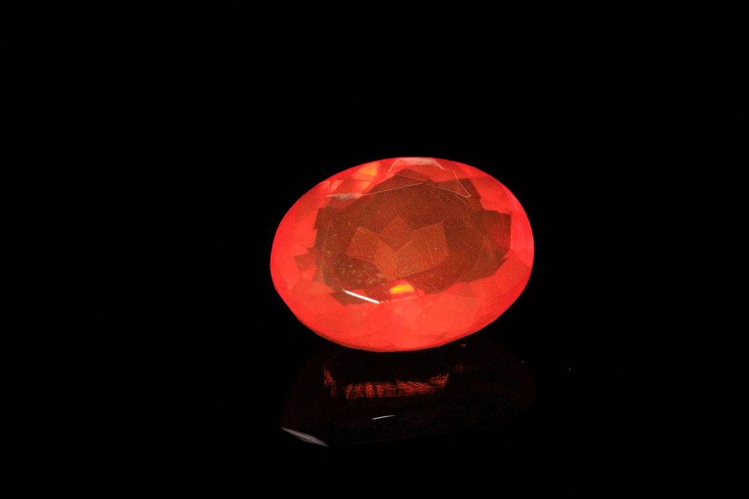 Opale de feu ovale. Belle couleur. 3.57 cts. 13.0mm x 10.0mm