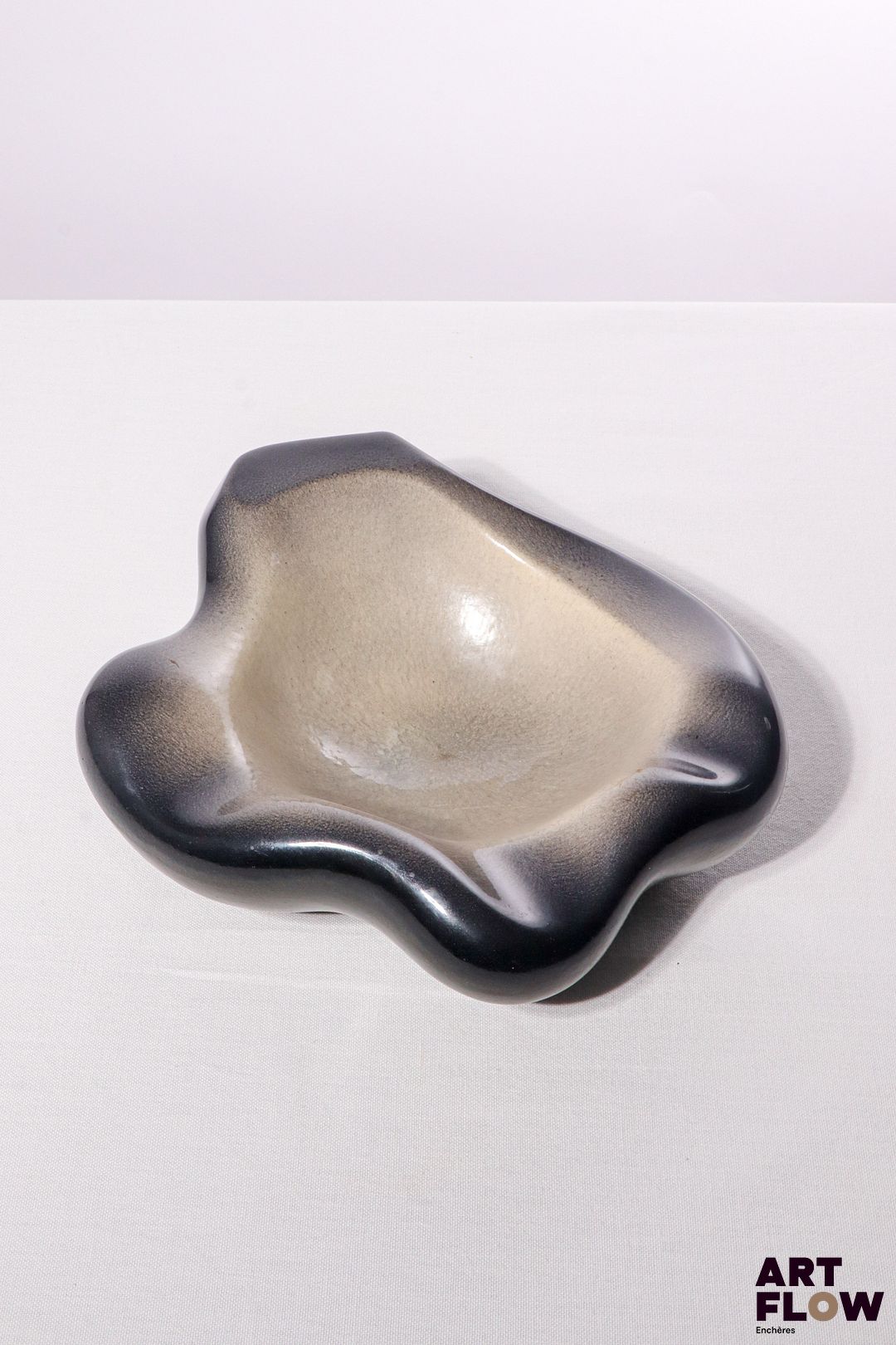 POL CHAMBOST (1906-1983) Importante et rare coupe 1056 de forme libre en faience à couverte émaillée polychrome. Incisé à la base "1056, Poterie Pol Chambost, Made in France" 26 x 23 x 7 cm Bibliographie : Philippe Chambost, "Pol Chambost, Sculpteur-Céramiste 1906-1983", Somogy Editions d'Art, Paris, 2006, modèle similaire p. 59 ; p. 84