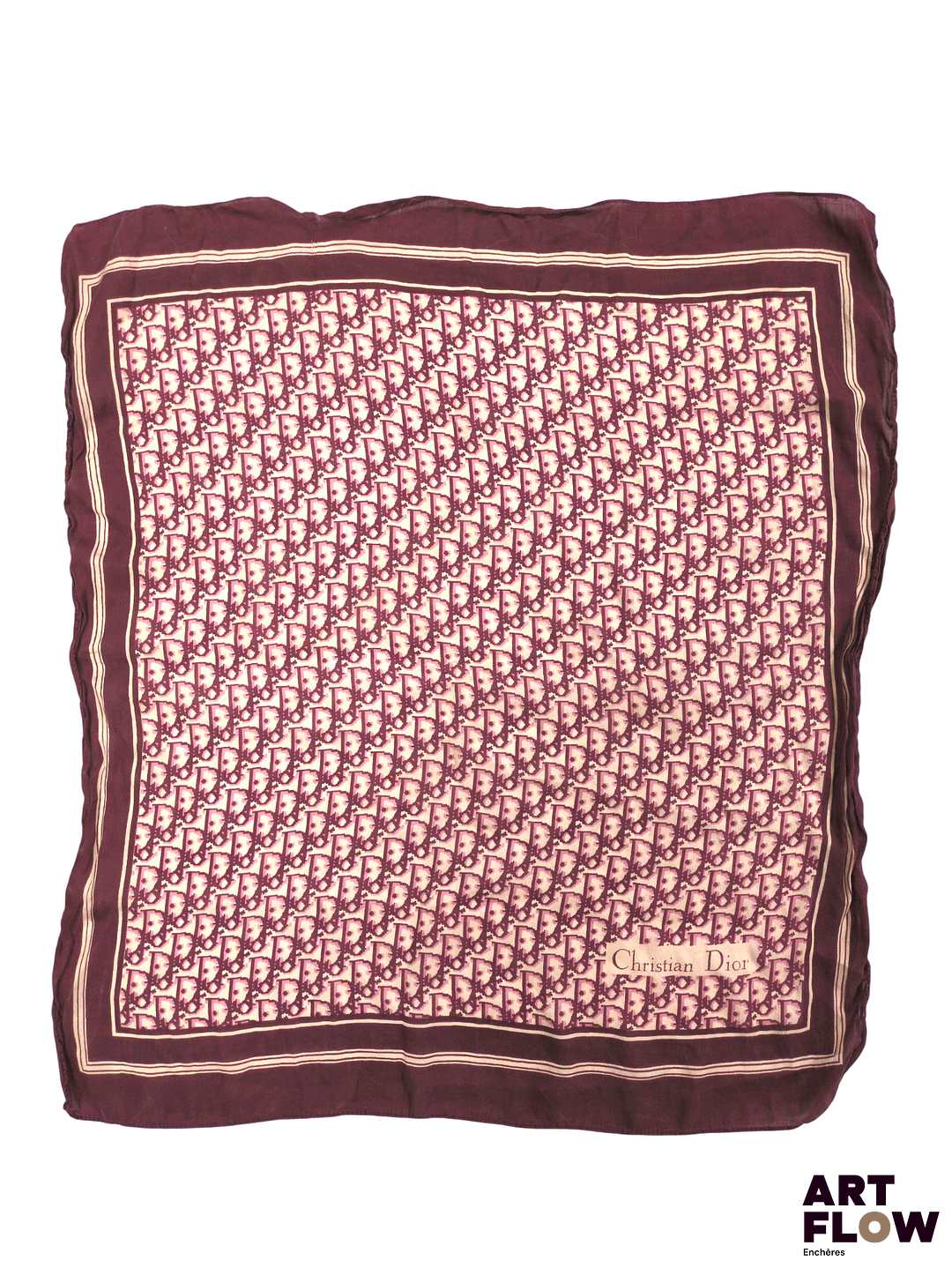 CHRISTIAN DIOR Foulard oblique dans les tons bordeaux Dimensions environ 75 x 75 cm Usures (voir photos)