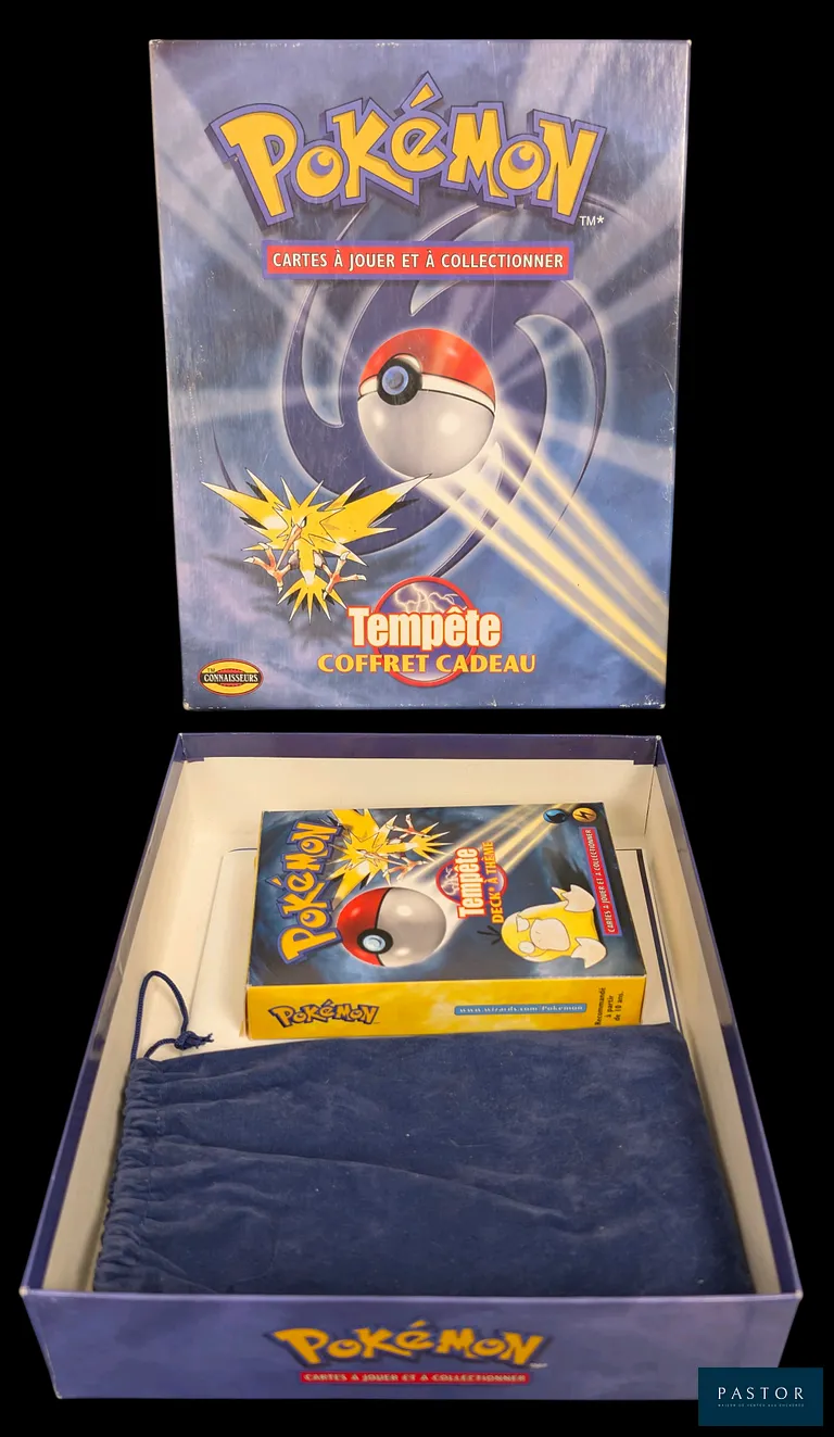 Coffret Pokémon vide : Tempête, de l'époque Wizards.
Coffret cadeau annexe à la série Fossile.
Le coffret contient le deck vide, le tapis de jeu, et la poche de jetons de jeu d'époque
Moins d'une dizaine d'exemplaires scellés connus.
En français.