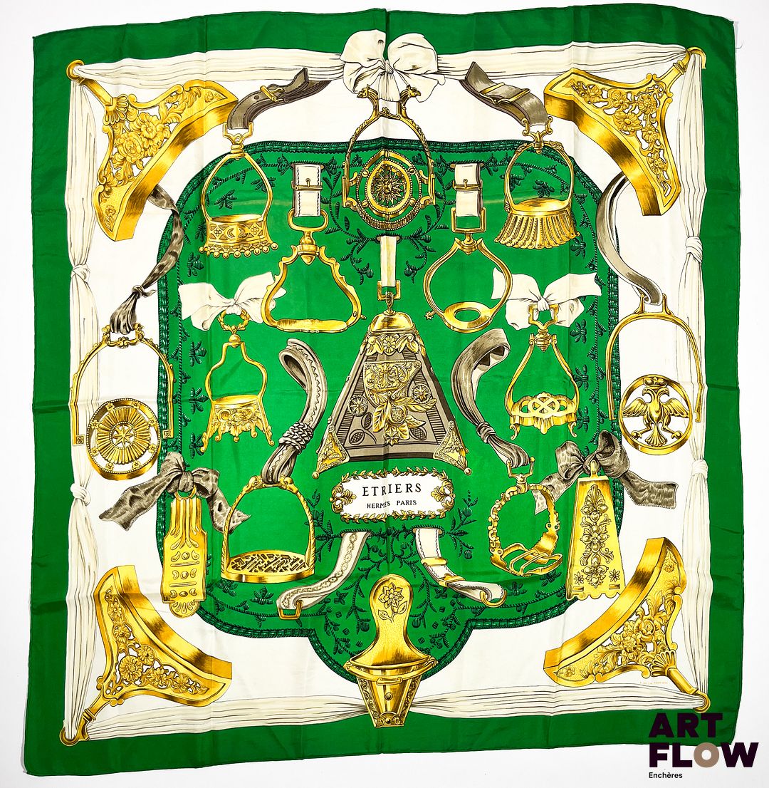 HERMÈS Modèle "Etriers" Carré en twill de soie dans les tons vert et ivoire, dessiné par Francoise DE LA PERRIERE 90 x 90 cm Bon état général malgré quelques défauts (petites tâches, décolorations, fils tirés)