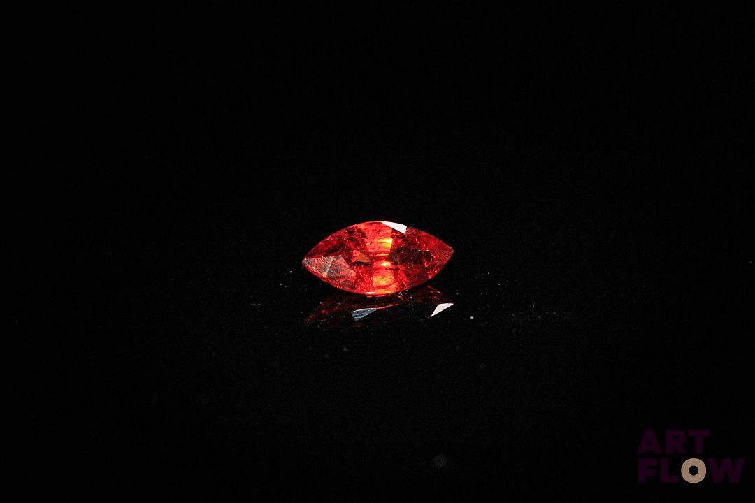 Grenat spessartite marquise. Belle couleur. 1.00 ct. 9.0mm x 4.5mm