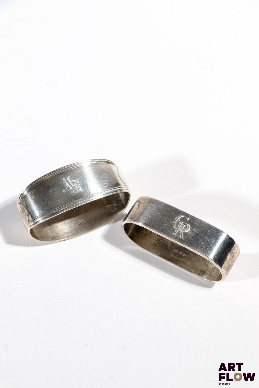 ROBBE & BERKING Ensemble de 2 ronds de serviette en argent Chiffrés "GR" sur l'un et "MR" sur l'autre Largueur : 5,5 cm Poids : 43,31 g (GR) et 34,20 g (MR)