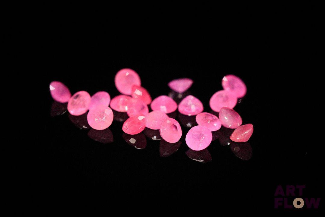 Vingt rubis ronds. 3.75 cts. Diam. moy.: 3.0mm