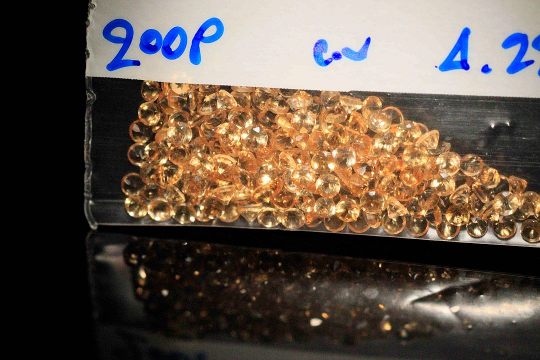 Deux cents citrines rondes. 4.24 cts. Diam. moy.: 1.2mm