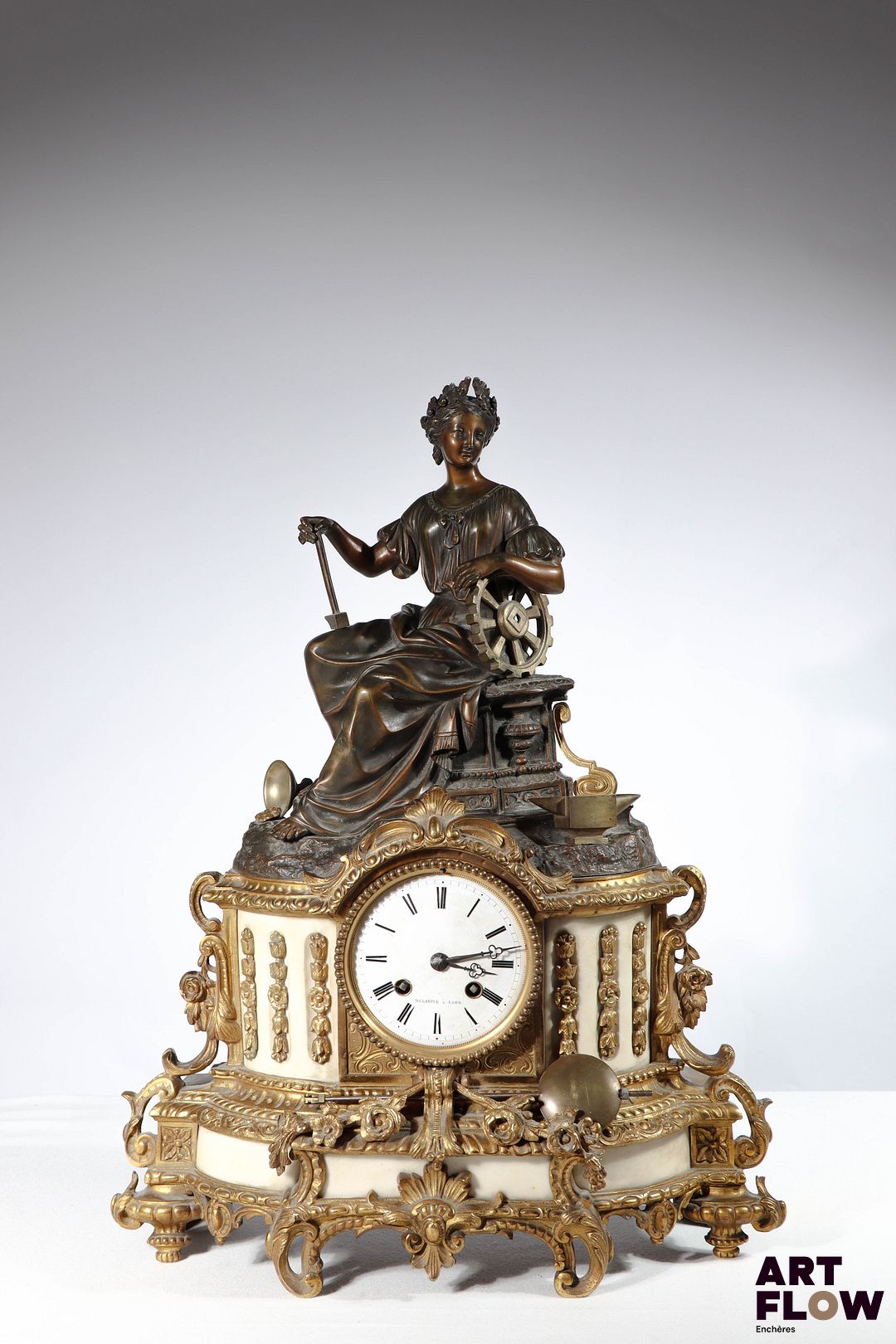 DELAROUE Pendule en marbre et bronze doré patiné à decor d'un personnage portant une couronne de laurier Cadran marqué "Delaroue à Lyon" Fin XIXème siècle H.48 x L.36 x P. 13 cm environ Bon état général malgré quelques légers défauts (balancier décroché, accident sur le verre arrière)