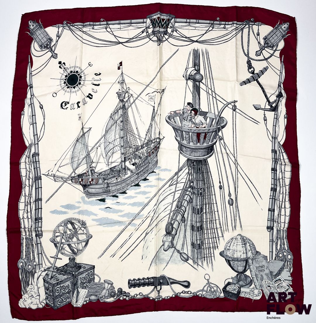 HERMÈS Modèle "Caravelle" Carré en twill de soie à bordure bordeaux, dessiné par Philippe LEDOUX 90 x 90 cm Bon état général malgré quelques légers défauts (petites tâches, petit fil tiré)