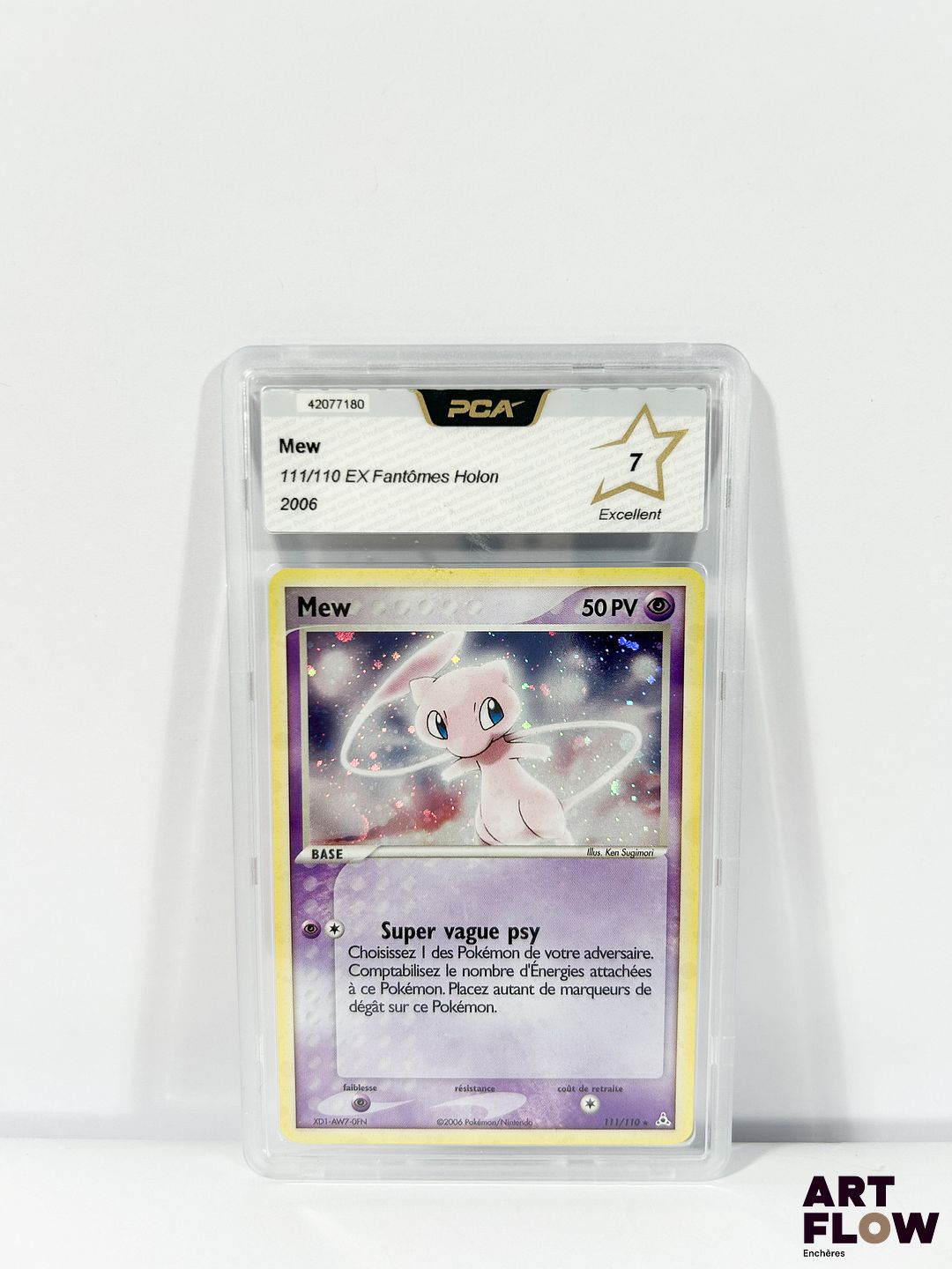 Carte Pokémon gradée Mew 111/110 - Secrète Holographique - PCA 7. Série du Bloc Ex : Ex Fantômes Holons. Carte en état Excellent (PCA 7), en français.