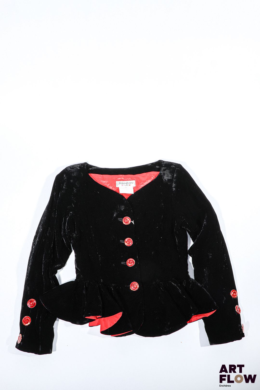 YVES SAINT LAURENT Rive Gauche Circa 1990 Veste en velours noir. Boutons bijoux en métal doré et résine rouge. Taille 36