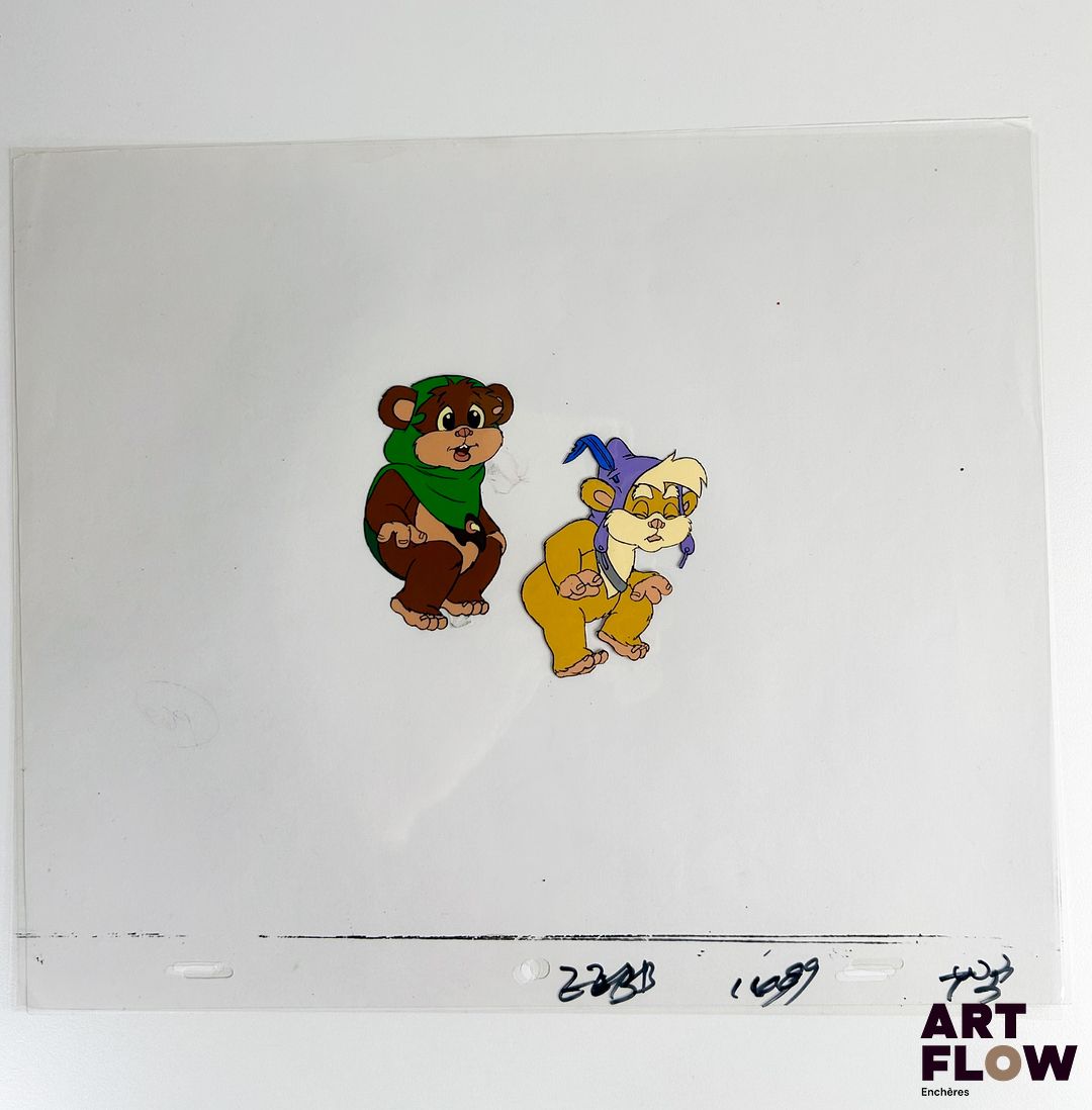 D'après Cynthia Ward Ewoks Cellulo à l’encre et à la gouache représentant des personnages Ewoks assis Série animée américaine inspirée du film Star Wars: Le Retour du Jedi de Richard Marquand (1983) "Ces petites créatures courageuses défendent leur village et affrontent l’Empire Galactique avec ruse et solidarité, mêlant aventure et amitié." Dimensions : 26,5 x 31,5 cm