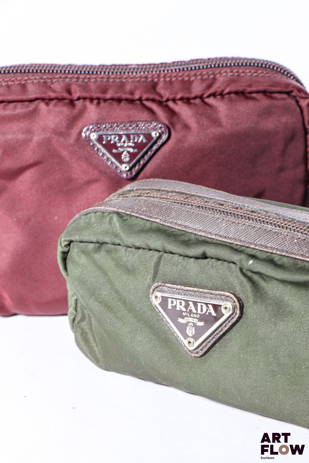 PRADA Ensemble de deux trousses en nylon vert et aubergine, bijouterie en métal argenté Dimensions : 14 x 18 cm pour la plus grande