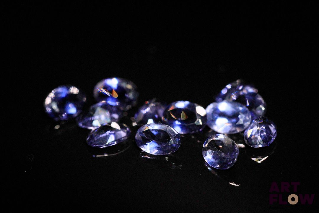 Douze iolites ovales. 4.41 cts. Dims. moy.: 6.0mm x 4.0mm