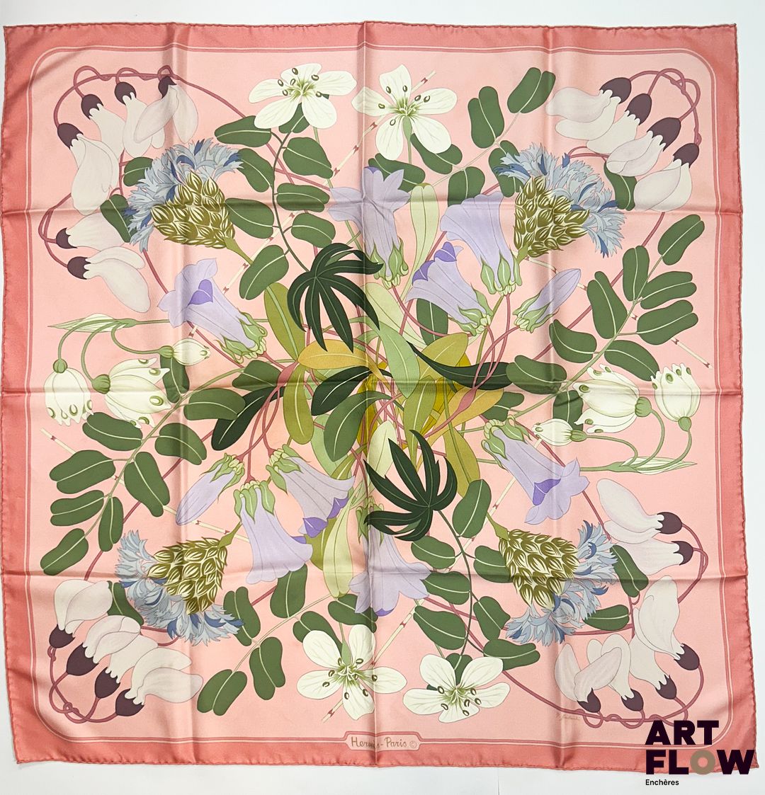 HERMÈS Modèle "Flora Graeca" Carré en twill de soie d'après Nikki GOULANDRIS 1ere édition 1983 90 x 90 cm Bon état général malgré quelques taches Bibliographie : Genevieve Fontan, Carrés d'art, Dictionnaire illustré des carrés Hermès valeur, 2025, p 121