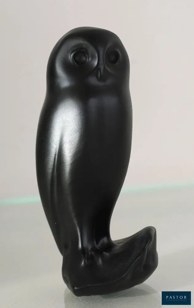 François Pompon (1855 - 1933) (d'après)
Chouette

Sculpture en résine, noire
Edition post mortem, signée dans la masse.
Dimensions : 11 x 5 x 5 cm

Vendu dans sa boite écrin.
Etat neuf, jamais exposé et jamais sorti de sa boite
Avec manifeste signé de l'association Pompon et de l'éditeur.

Moule réalisé à partir d'une empreinte de l'œuvre originale exposée au Musée des Beaux-Arts de Dijon.


Expédition obligatoire, jusqu'à 5 Lithographies dans votre colis pour 14,76€ TTC en France Métropolitaine, et 29,64€ TTC pour l'Europe
