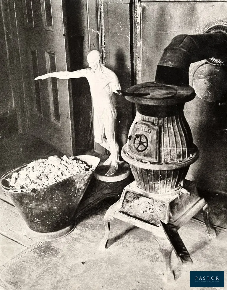 Man Ray
Studio in 8th Street New York (l'Atelier de Man Ray à New York), 1918

Épreuve argentique réalisée en vue d'une publication dans un album ou un support de presse
Non signée
Annotée au dos au crayon : M.R. et les dimensions 195 mm
Il est vraisemblable que ce soit un tirage réalisé ultérieurement (les années 1950-1960)
Bon état : petites taches au dos, restaurations dans les marges

Contexte : En 1918, Man Ray est encore principalement peintre et proche du cercle dada new-yorkais, notamment de Marcel Duchamp. La photographie n'est pas encore son médium principal - elle le deviendra surtout après son installation à Paris en 1921.

24,5 X 19,5 cm


Expédition obligatoire, jusqu'à 5 Lithographies dans votre colis pour 14,76€ TTC en France Métropolitaine, et 29,64€ TTC pour l'Europe