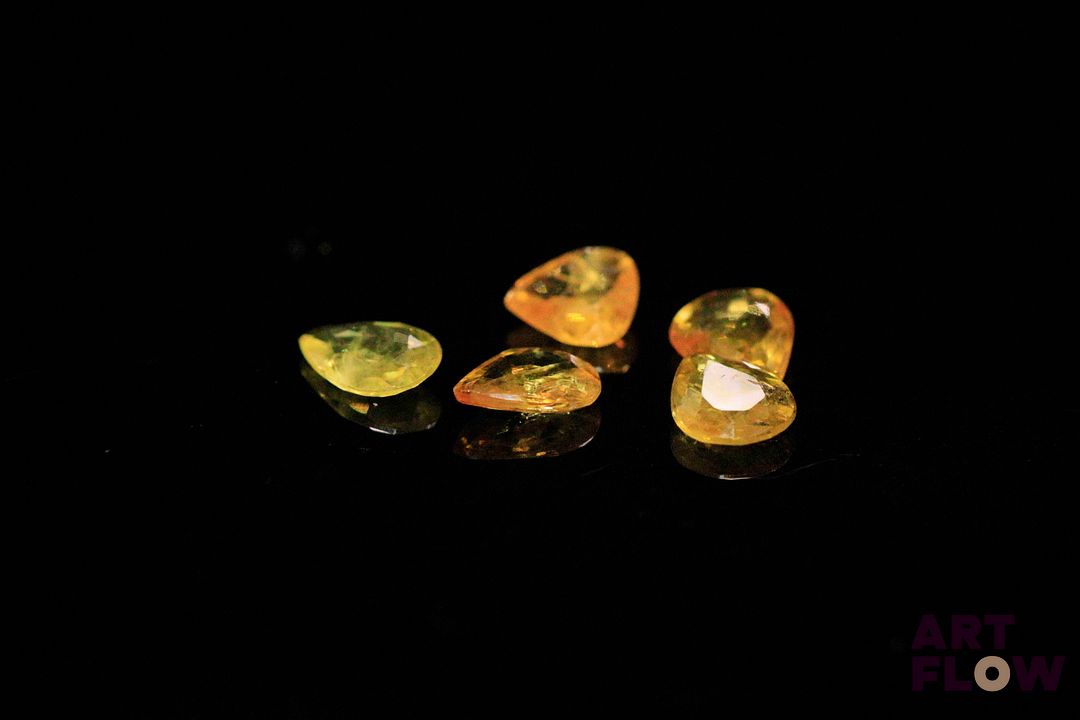 Cinq saphirs jaunes poires. 1.75 ct. Dims. moy.: 5.0mm x 5.0mm