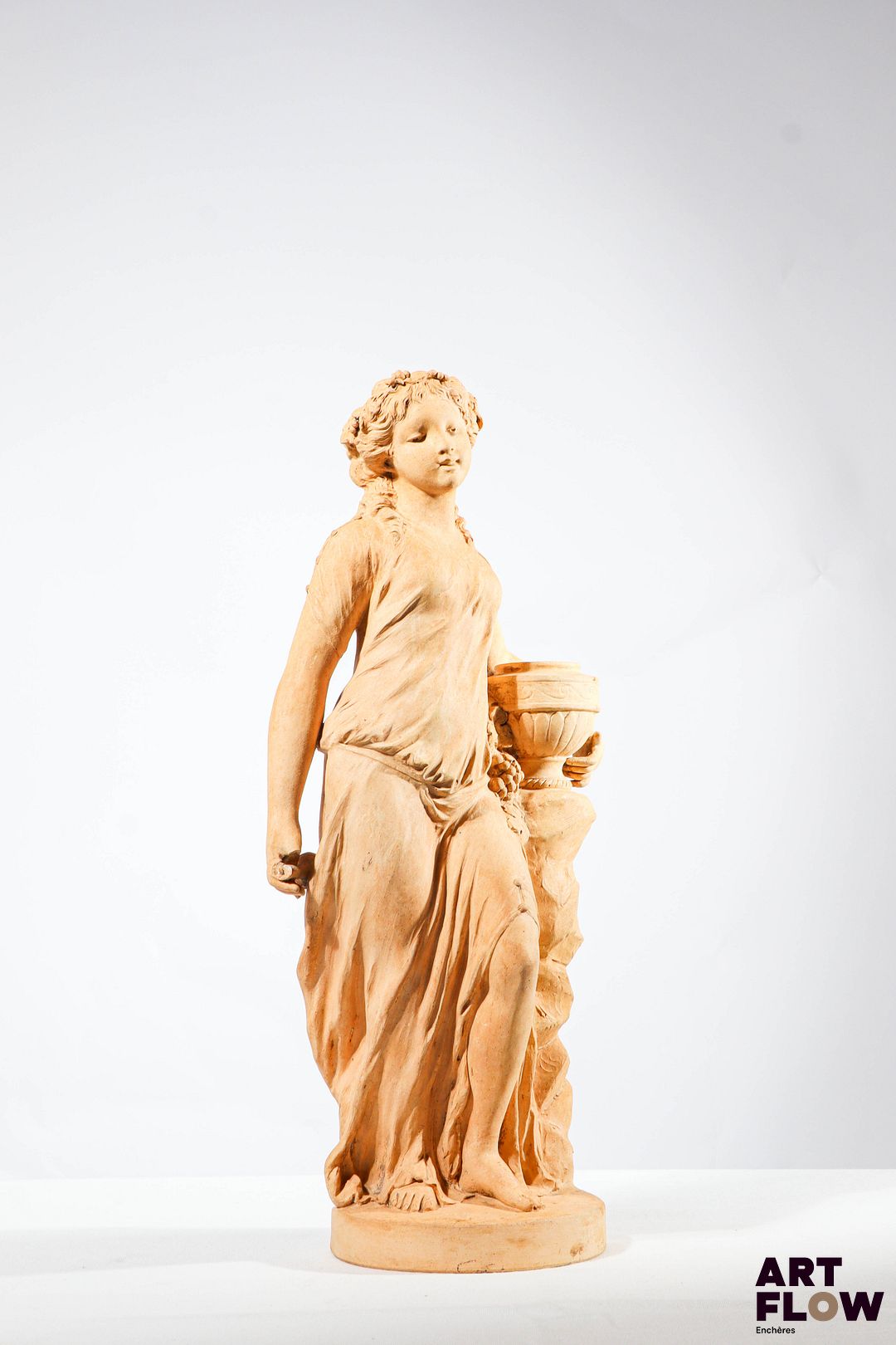Claude Michel dit CLODION (d'après) Bacchante Sujet en terre cuite, portant une signature au revers. H. 42 x L. 15 cm environ Accidents et manques (notamment à la main).